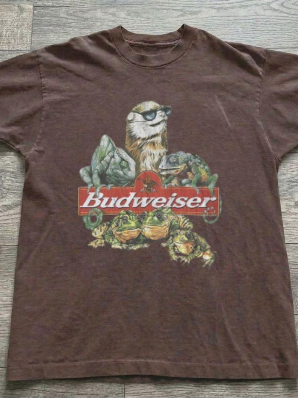 Gildan Brown Budweiser Graphic Tee with Frogs and Otter